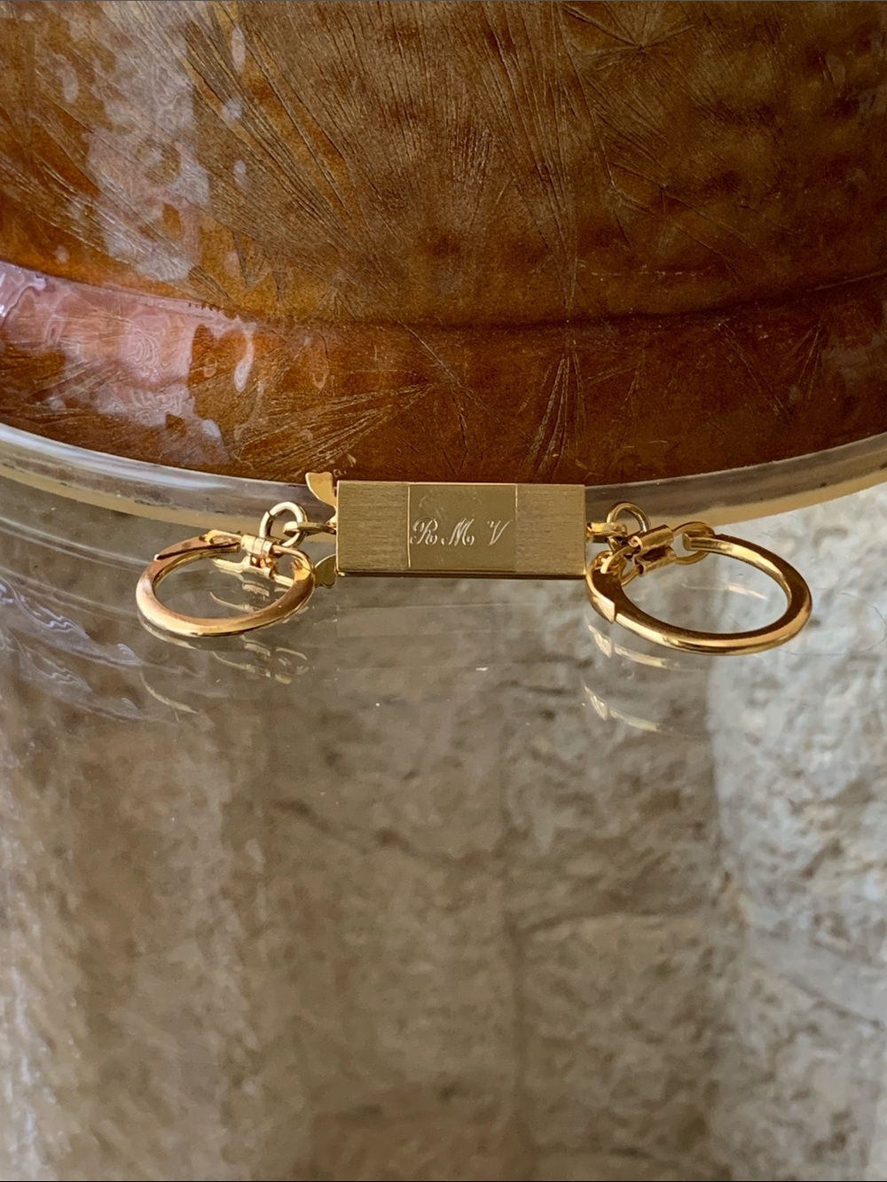 Vintage gold-tone pull-apart valet keychain initials “RMV”